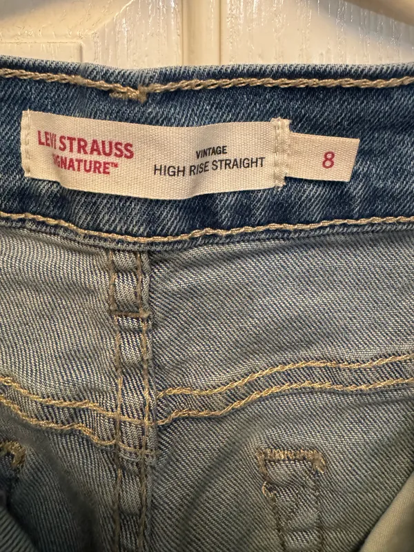 Levi's Women’s Signature Vintage High Rise Light Blue Straight Jeans - Image 4
