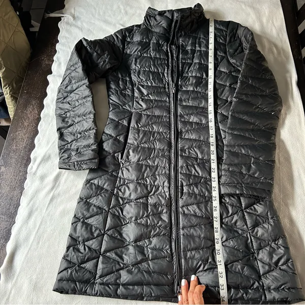 Patagonia Women's Black Puffer Coat - Image 2