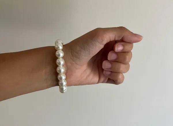 White Stretch Bracelet Pearl - Image 3