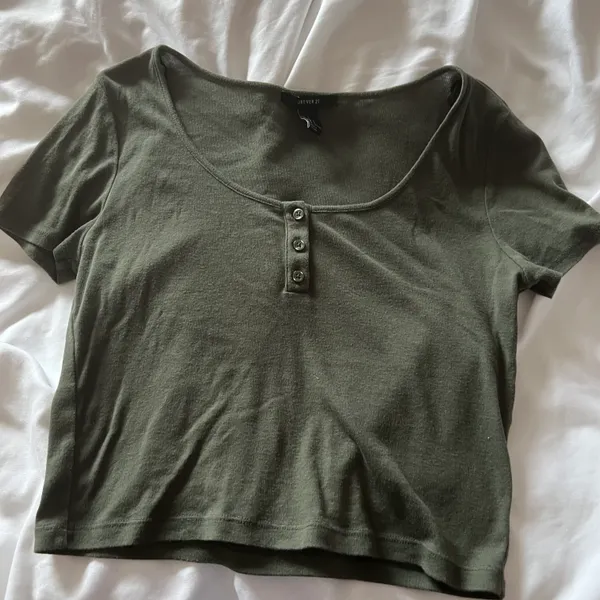 Forever 21 Olive Green Cropped Tee - Image 3