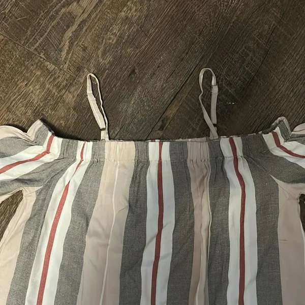 O Neill women’s shirt New Tan/Brown‎ Stripe Off Shoulder Top Size Large Flowy - Image 4