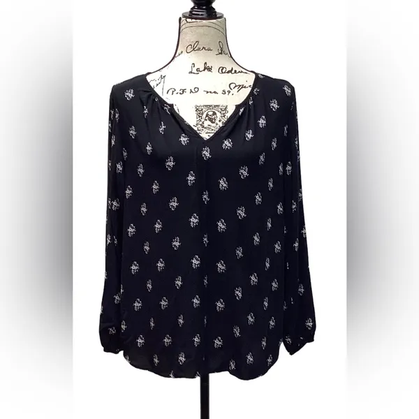 Old Navy Vneck blouse Black with white flowers. Size Large - Image 2