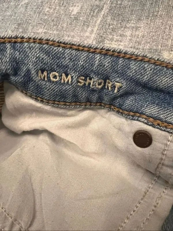 American Eagle Light Wash Distressed High Rise Mom Shorts Size 2 - Image 5