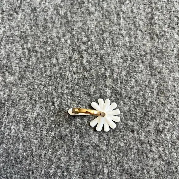 White Enamel Daisy Flower with‎ a pedal retro Golden Metal Opening ring new - Image 5
