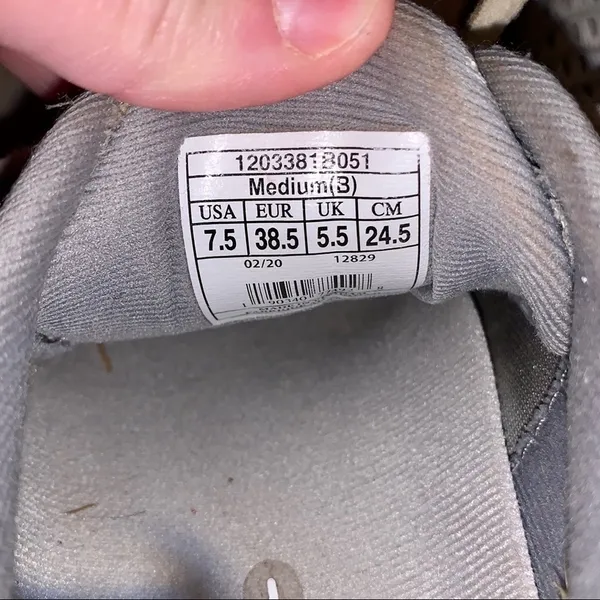 Brooks ghost Grey woman’s 7.5 running shoes - Image 9