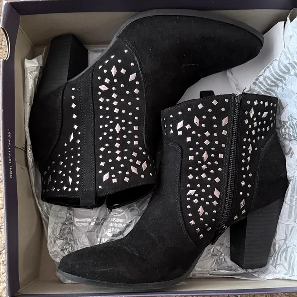 JENNIFER LOPEZ Black Suede Ankle Boots with Pink Stud Detail - Women's 8.5 - Image 2