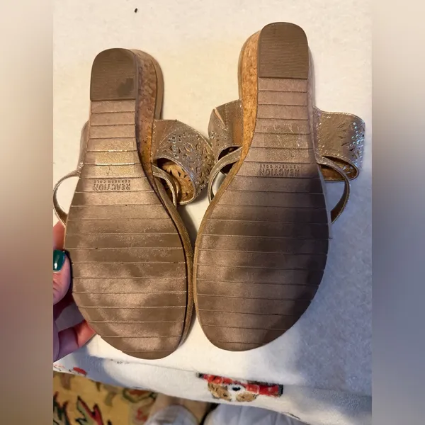 Kenneth Cole Reaction Gold Laser Cut Thong Sandals Womens Size 9 Metallic - Image 4