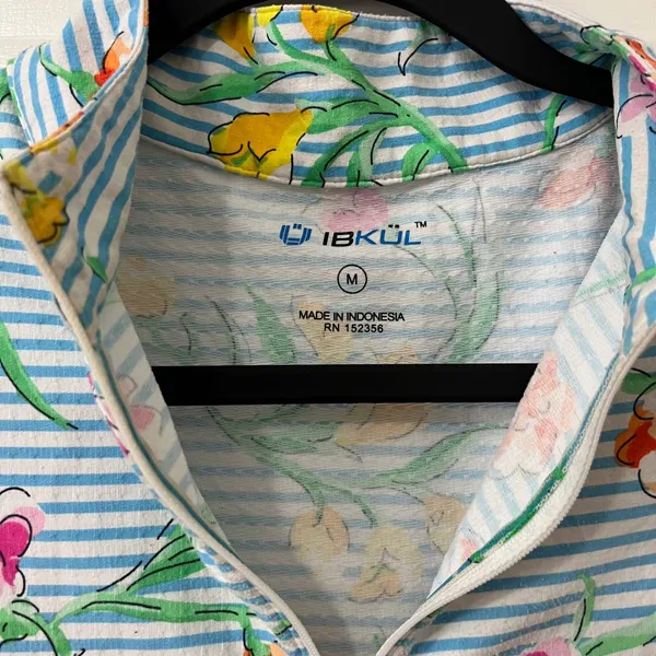 IBKÜL Sun Shirt Medium Blue Floral Striped Nylon 1/4 Zip Golf Mock Neck Top - Image 2