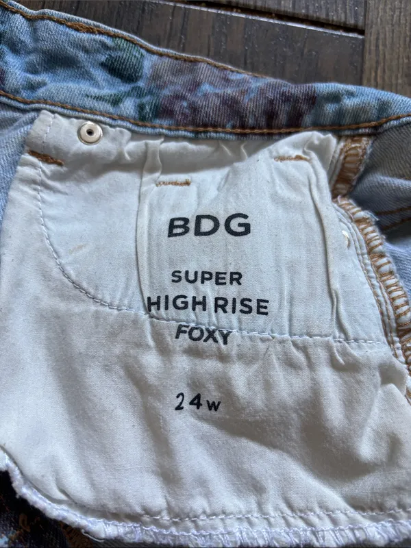BDG Super High Rise Foxy Jorts Light Blue Denim Shorts w Pink Rose Print Sz 24 - Image 6