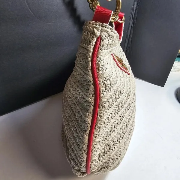 SIMPLY VERA Vera Wang Woven Hobo Bag Red Trim Gold Chain Classic everyday - Image 4