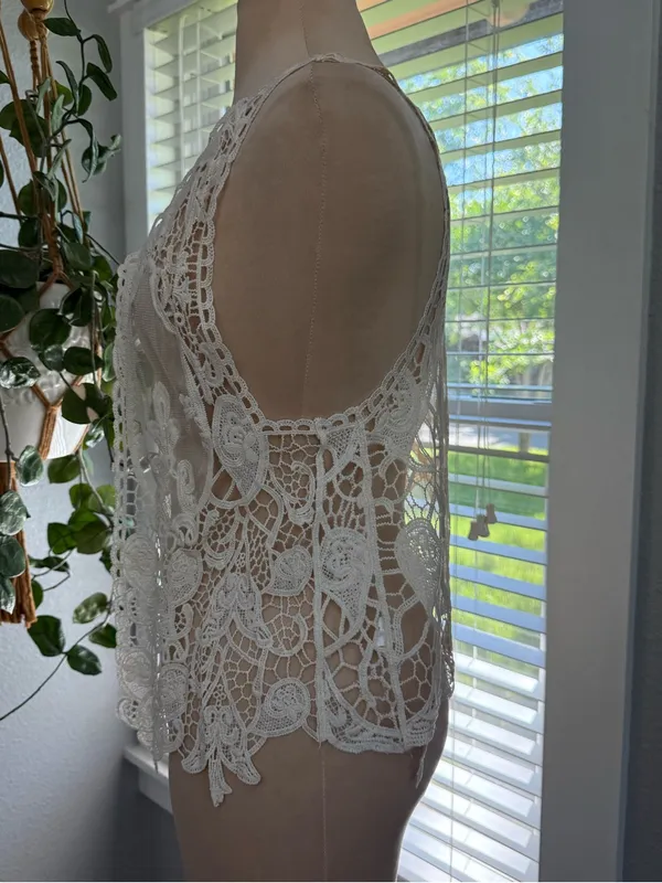 No Boundaries Floral Crochet Lace Vest Juniors Size Medium - Image 2