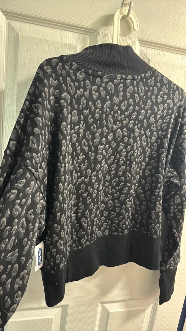 Old Navy Sweatshirt - Image 4
