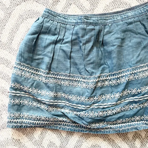 ABERCROMBIE & FITCH Chambray Soft Denim Embroidered Short Mini Skirt Medium NWT - Image 3