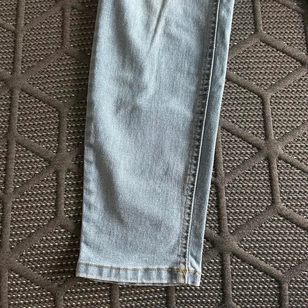 Women’s Size 6 Light Blue Denim Jeans with a Relaxed Fit - Image 2