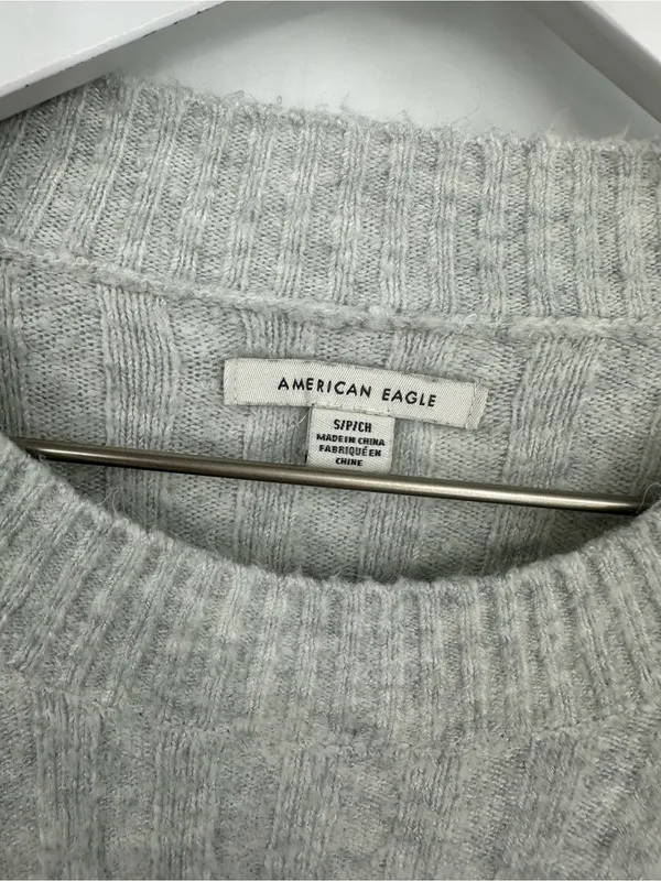 American Eagle Gray Cropped Lightweight Sweater Size Small - Image 5