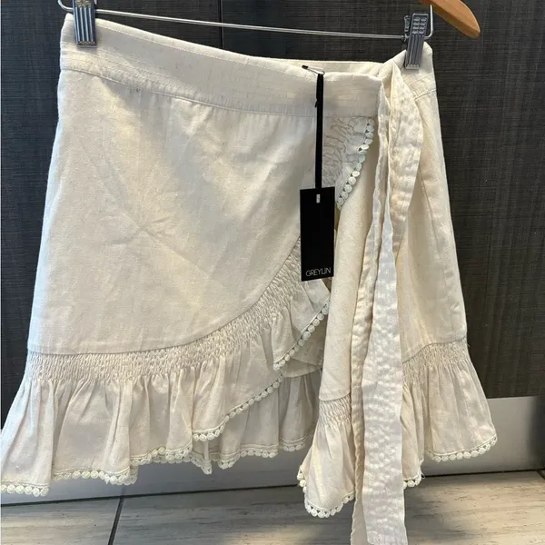 NWT Greylin Cream white wrap tie mini skirt w/Pom trim & ruffle hem size XS - Image 2