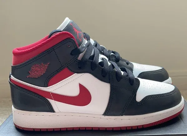 Air Jordan 1 Mid - Image 2