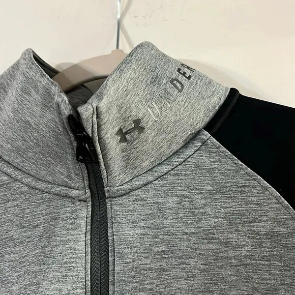 Like New Women’s Under Armour pull over - Image 2