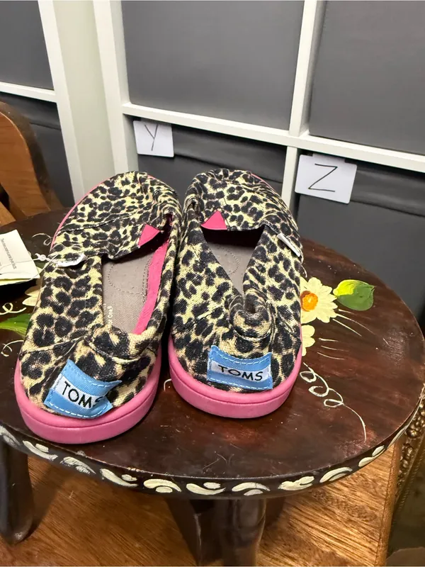 TOMS Leopard Slip-On Shoes With Pink Soles NWT - Image 4
