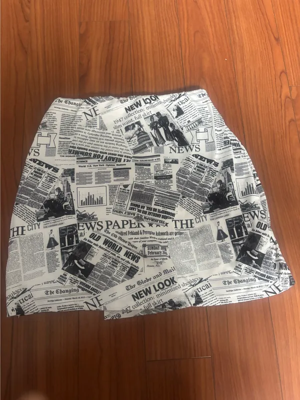 Windsor newspaper mini skirt - Image 2