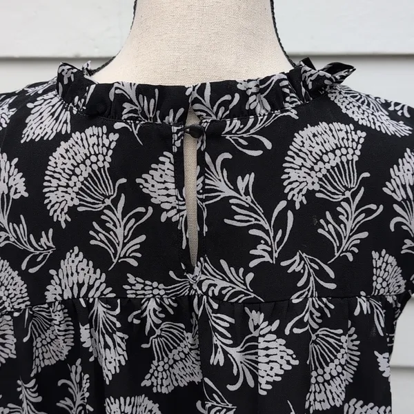 Loft Sleeveless Loose Fit Black and White Floral Top - Image 5
