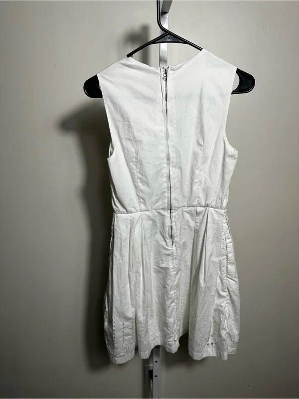 X23. GAP White Sleeveless Mini Dress with Eyelet Detail - Image 4