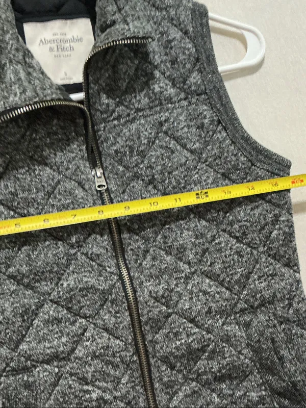 Abercrombie & Fitch Quilted Charcoal Gray Sleeveless Zip Vest - Image 4