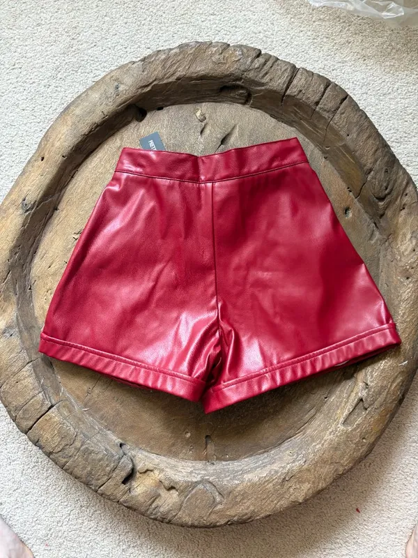 Pretty Little Thing faux leather red pleated shorts pockets women's size 2 - Image 3
