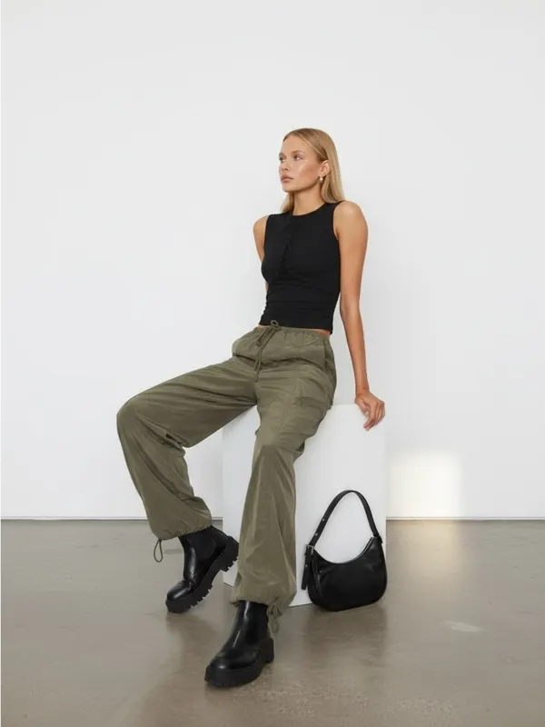 NWT Lovers + Friends Noah Cargo Pants Wide Leg in Olive Green Size XS - Image 3