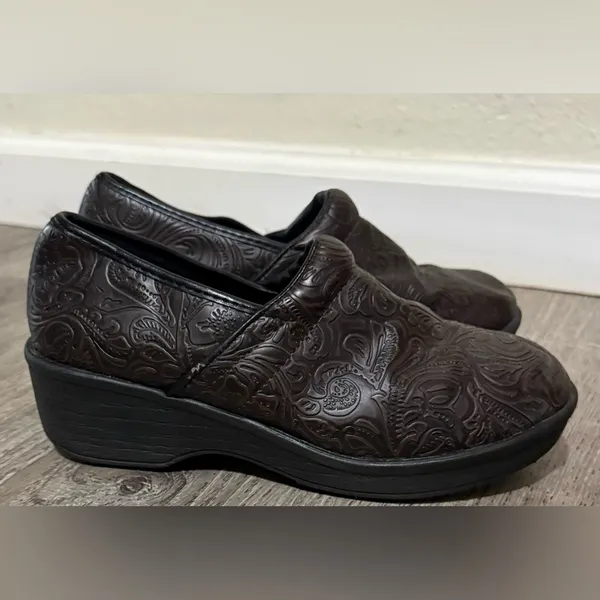 SafeT Step Slip Resistant Work Clogs | Embossed Brown Slip-On Shoes | Sz 5.5 - Image 4