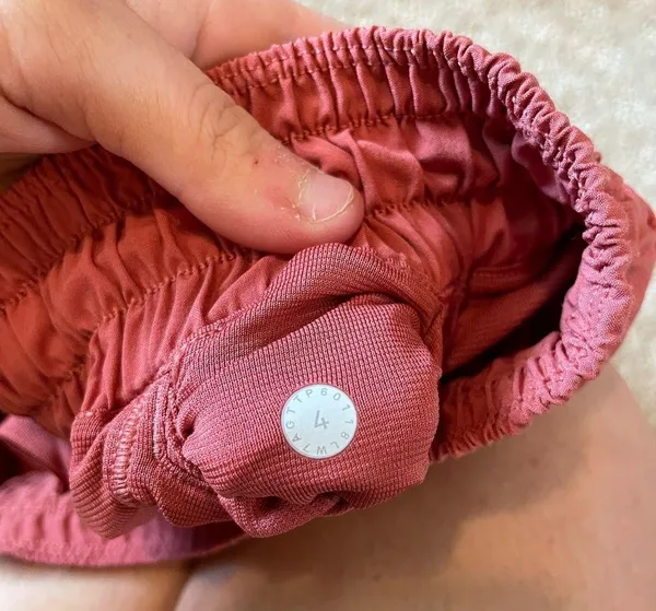 RARE COLOR Lululemon Hotty Hot Shorts Size 4 - Image 5
