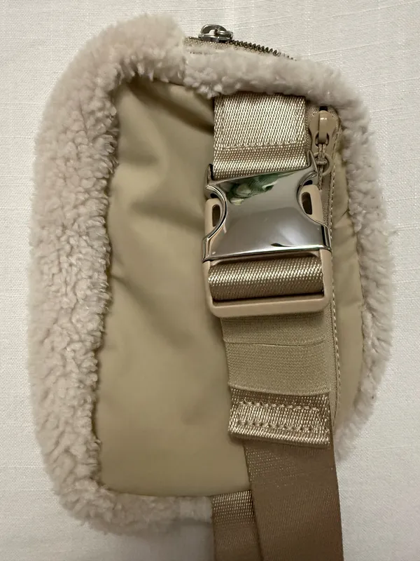 Lululemon Everywhere Belt Bag 1L - Image 2