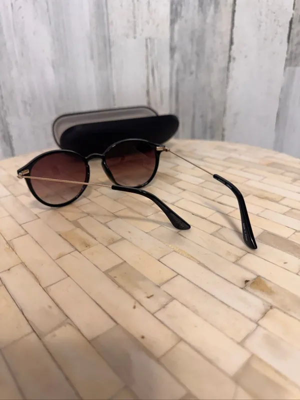 Isaac Mizrahi Round Sunglasses Womens Black Gold Wire Temples Gradient Lens - Image 3
