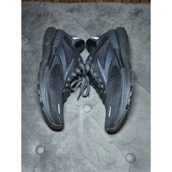 Brooks Women's Black and Grey Trainers - Image 8