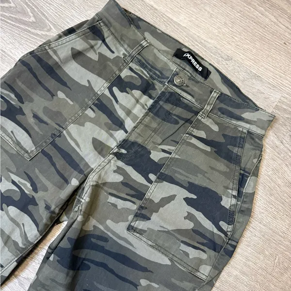 •Express• High Rise Cropped Straight Camo Jeans - Image 5