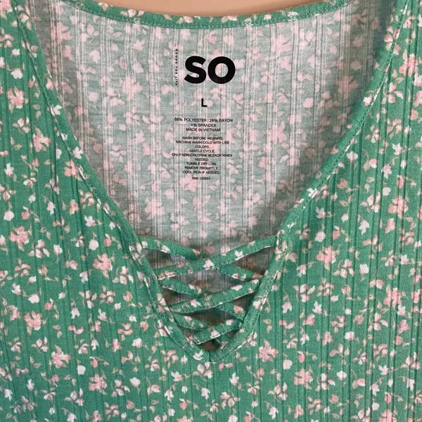 Kohl's SO size large green floral top - Image 3