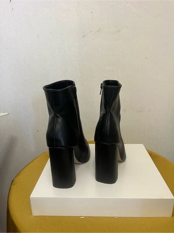 Tahari Black Pointed-Toe Block Heel Ankle Boots - Image 6