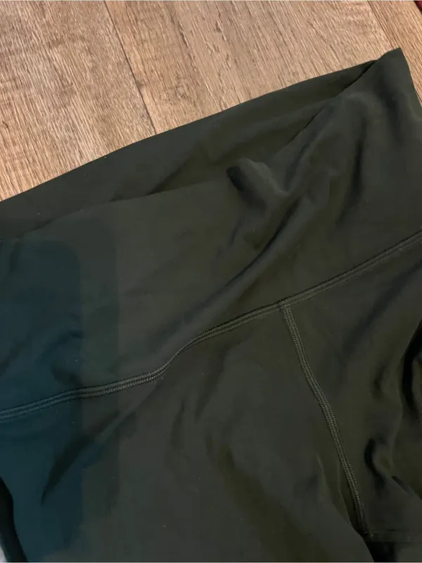Lululemon Women’s Dark Green scalloped leggings - Image 7