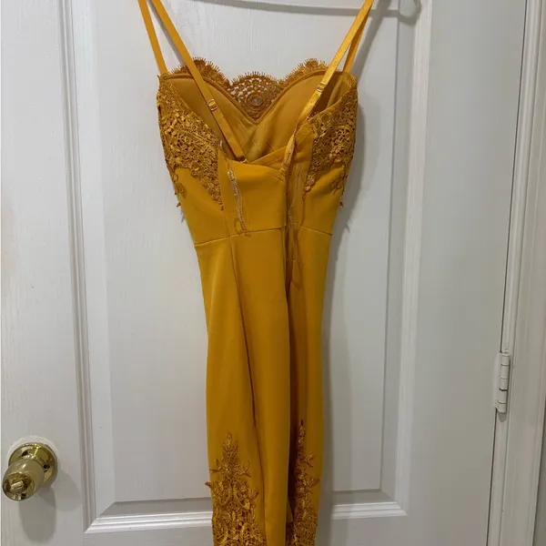 Haute Monde Yellow Gold Embellished Sheath Midi Dress - Image 2