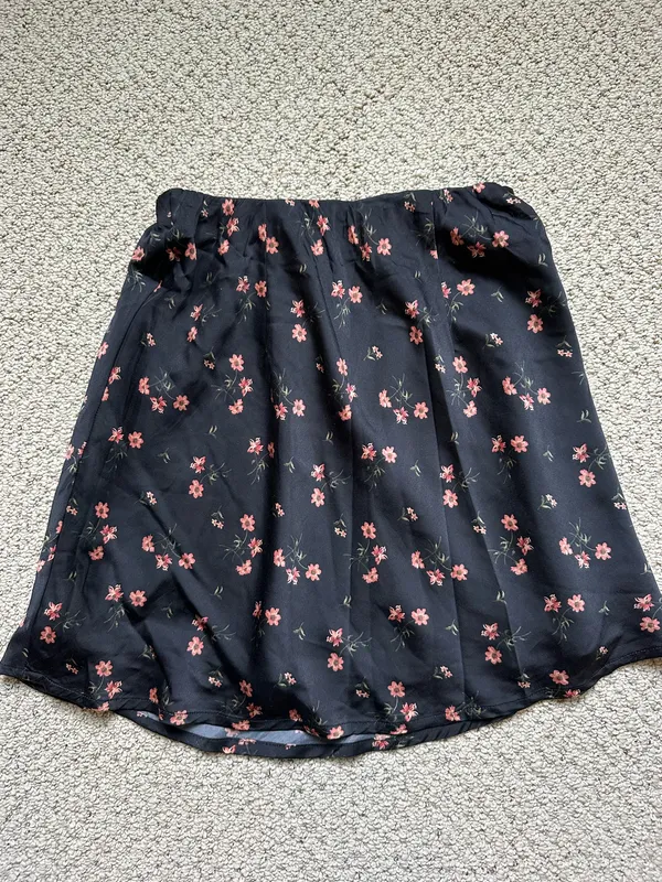 Hollister Skirt Black with Flowers XS Ultra High Rise - Image 2