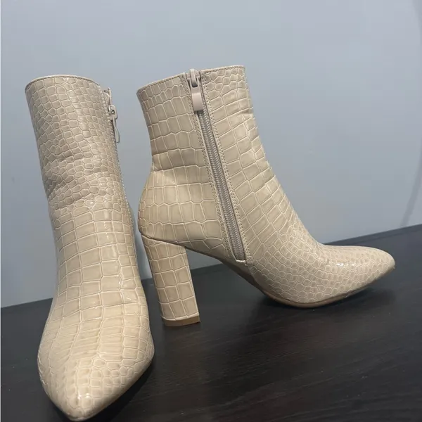 Cowboy TOP Moda Textured Cream Ankle Booties - Image 6
