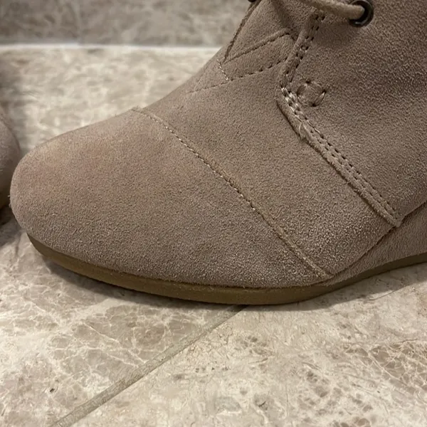 Toms Kala Desert Wedge Bootie Size 7.5 Suede Taupe Lace Up Boot - Image 13