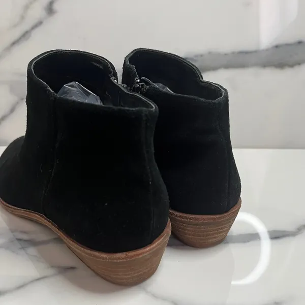 Gianni Bini Minimalist Black Leather Bootie Sz 7.5 Closet Staple Boho Festival - Image 4