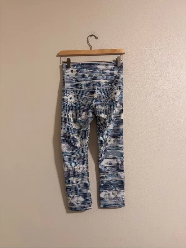 Lululemon High-Rise Blue Patterned Women’s cropped leggings - Image 2