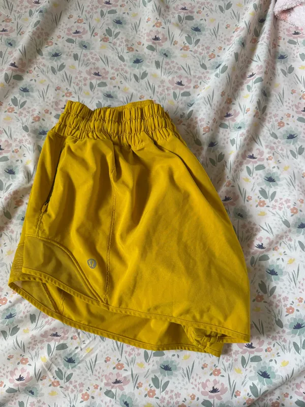 Lululemon Shorts Hotty Hot 2.5" - Image 2