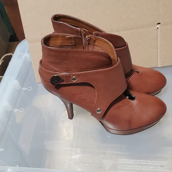 Kenneth Cole Unlisted Booties Size 9 Medium - Image 2