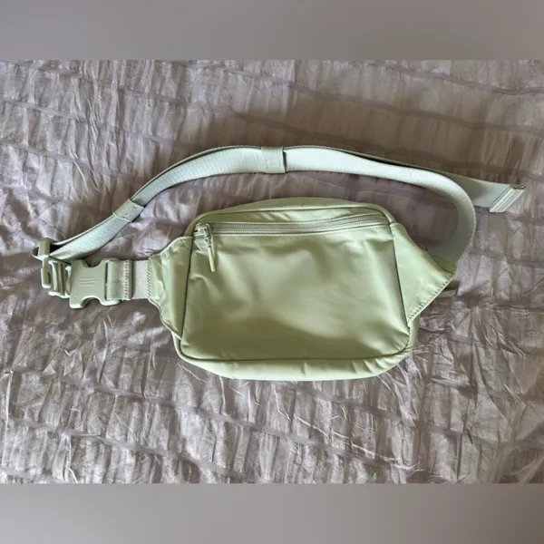 🩶  Lululemon Everywhere Belt Bag 2L — Silver Drop Bold Logo Print - Image 4