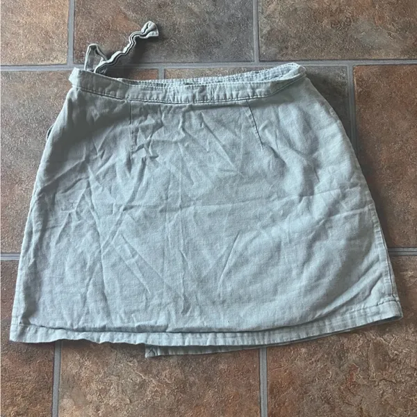 Abercrombie & Fitch Sage Green Wrap Skort Size Medium - Image 3