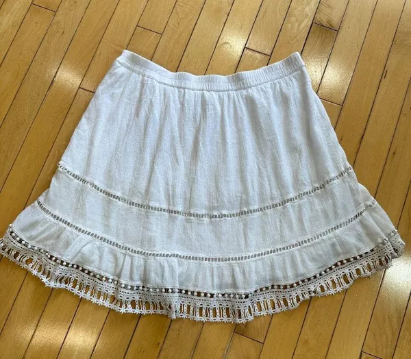 OLD NAVY Eyelet Cut Out Crepe-like Linen-like Mini Skirt - Medium - Image 5
