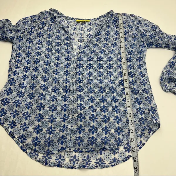 Roller Rabbit Blue White Floral Geometric Pattern 100%‎ Cotton Top Small *FLAW - Image 10